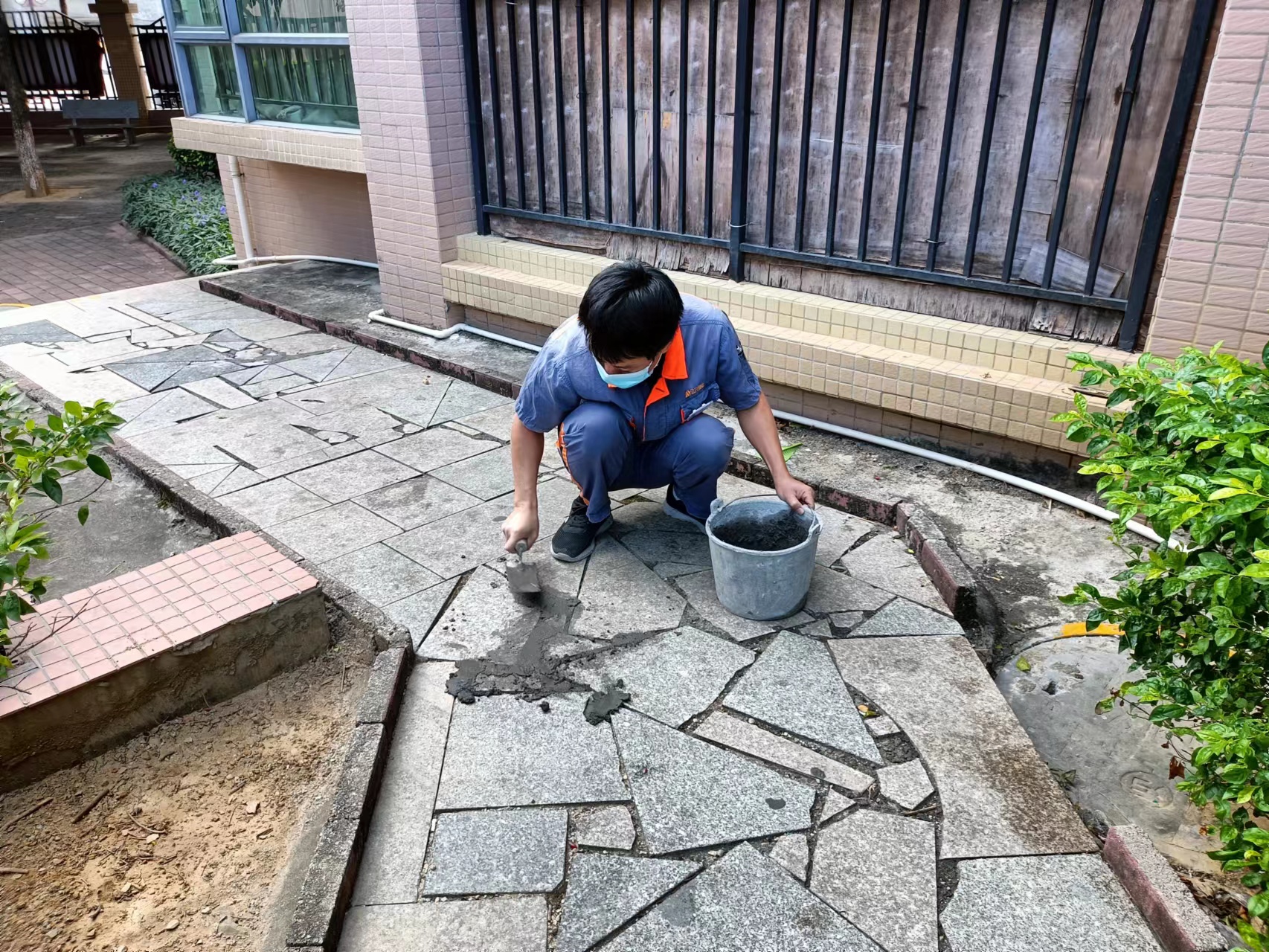 04-（信息公開(kāi)20221104修補(bǔ)小區(qū)破損路面 守護(hù)住戶安全出行-圖一.jpg