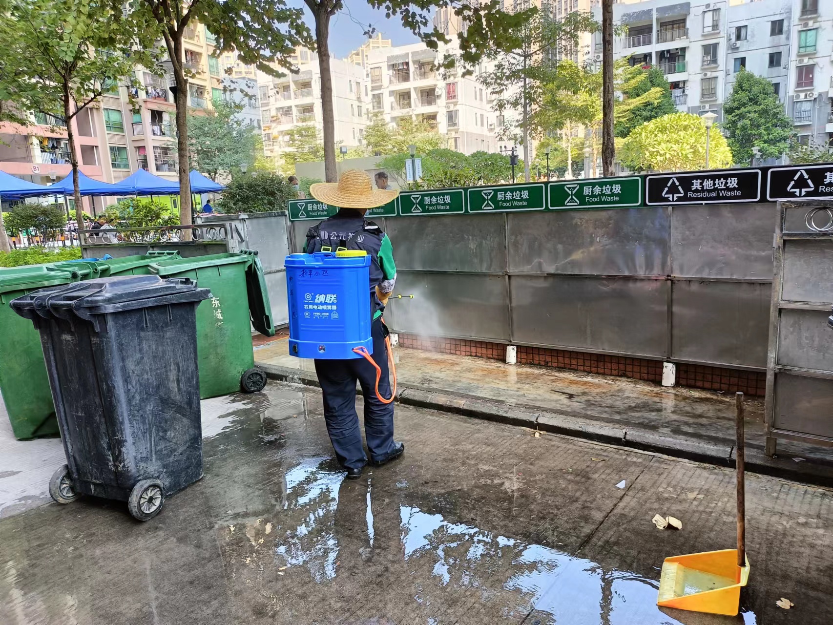 清理綠化帶垃圾，清洗各各棟樓大堂地面與消毒垃圾池7.jpg